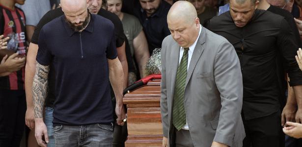 Corpo de jogador Sala chega à Argentina para funeral