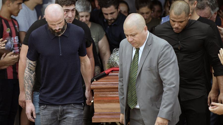 Jogador do Nantes, Nicolas Pallois, e amigos carregam caixão do corpo de Emiliano Sala durante funeral na Argentina - JUAN MABROMATA / AFP