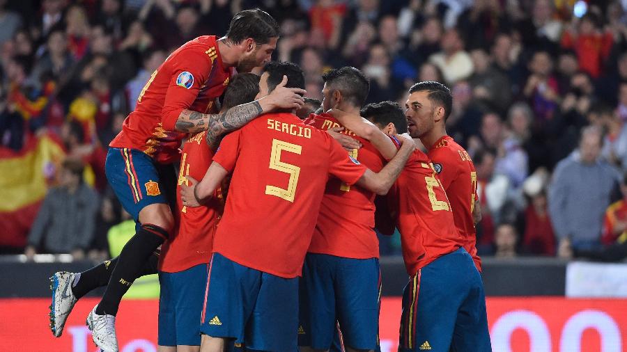 Espanha comemora gol contra a Noruega - JOSE JORDAN / AFP