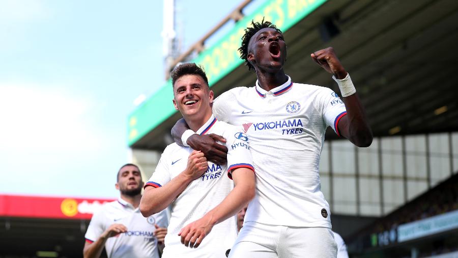 Mason Mount e Tammy Abraham comemoram após gol do Chelsea contra o Norwich pelo Campeonato Inglês - Catherine Ivill/Getty Images
