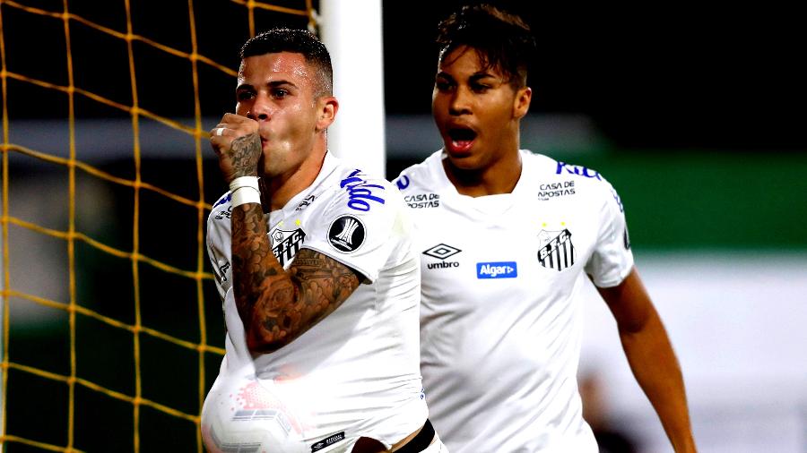 Jobson e Kaio Jorge comemoram gol e vitória sobre o Defensa y Justicia pela Libertadores - REUTERS/Agustin Marcarian 