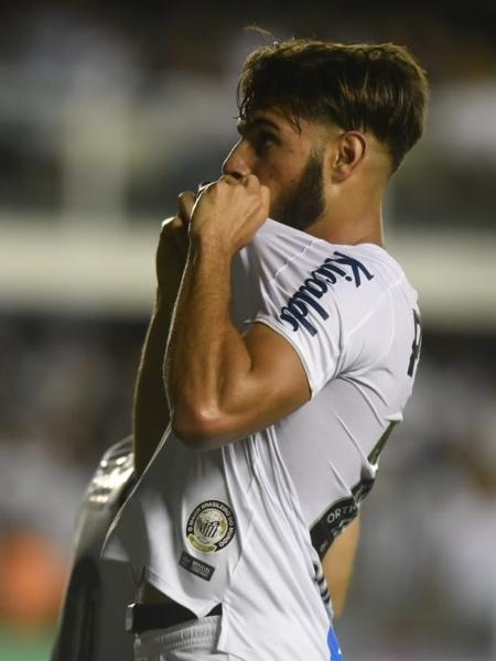 Yuri Alberto beija o símbolo do Santos depois de anotar o seu gol contra o Mirassol - Ivan Sorti/Santos FC