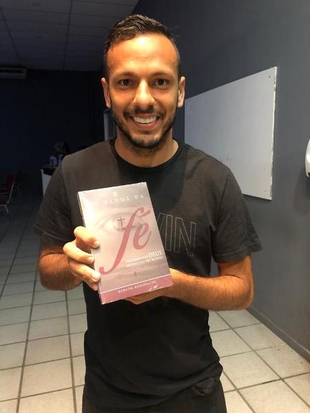 Yago Felipe, do Fluminense, tem se dedicado aos livros na quarentena - Arquivo pessoal