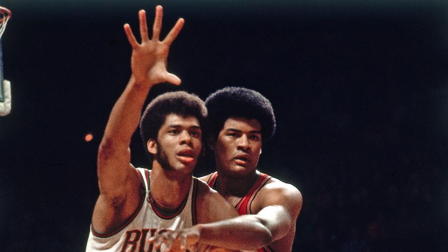 Kareem Abdul-Jabbar, camisa 33 (Esquerda), pelo Milwaukee Bucks e Wes Unseld, camisa 41 (Direita), pelo Bullets - Vernon Biever/NBAE via Getty Images