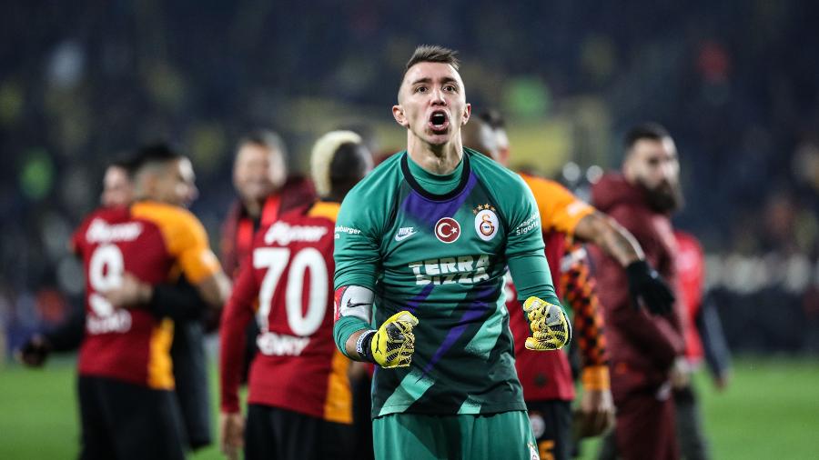 Goleiro Muslera, do Galatasaray, em partida contra Fenerbahce - Sebnem Coskun/Anadolu Agency via Getty Images