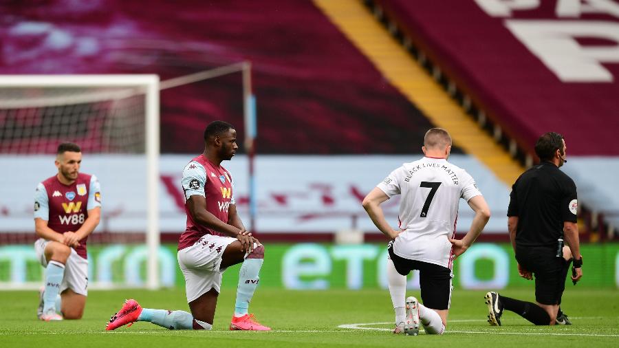 Jogadores e árbitro fazem protesto contra o racismo antes de Aston Villa x Sheffield United - Shaun Botterill/Pool via REUTERS