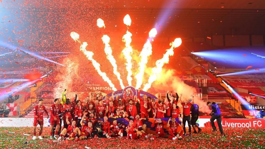 Jogadores do Liverpool receberam troféu de campeão da Premier League - Laurence Griffiths/Getty Images