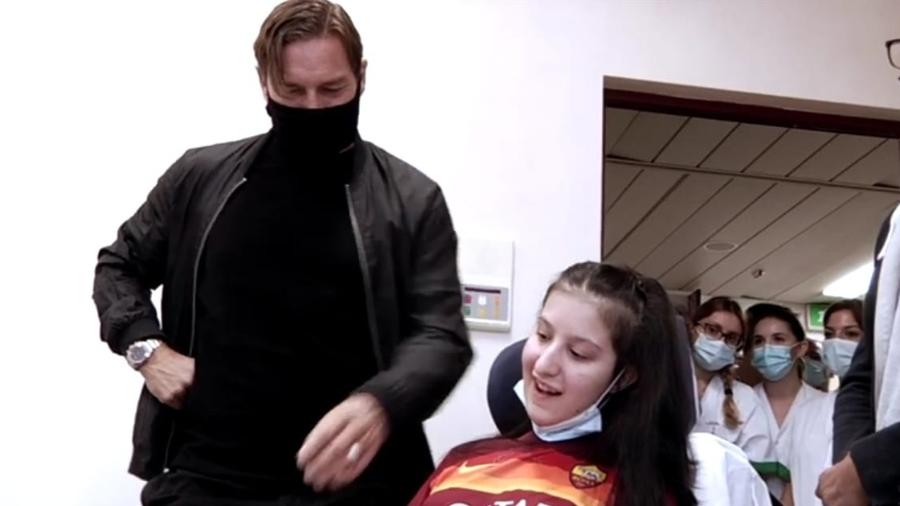 Totti visita jovem torcedora da Roma que saiu do coma após ouvir um vídeo do astro - Reprodução