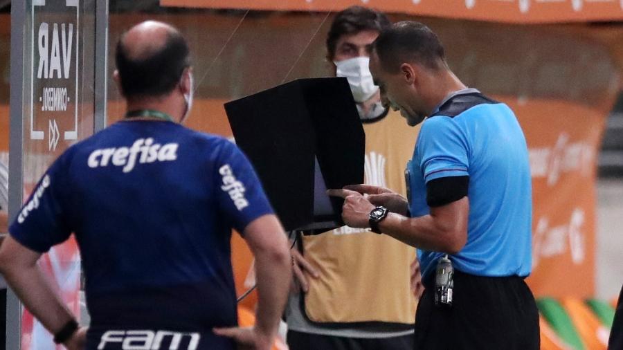 Árbitro Esteban Ostojich analisa o VAR antes de anular pênalti marcado entre Palmeiras x River Plate na Libertadores de 2020 - REUTERS/Amanda Perobelli