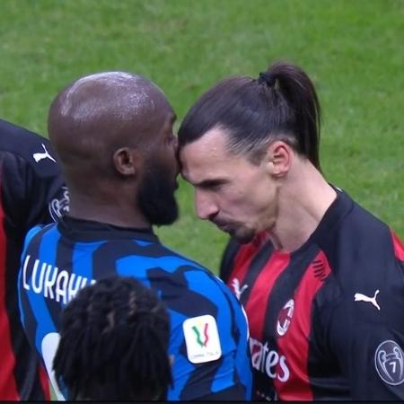 Lukaku e Ibrahimovic durante o clássico entre Milan e Inter de Milão - Reprodução / DAZN