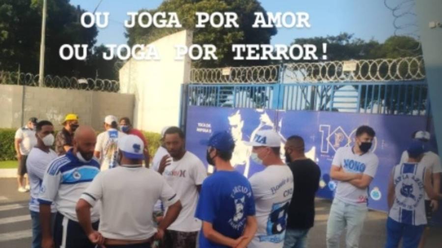 Membros da Máfia Azul foram ao CT do Cruzeiro protestar contra o momento ruim do time - Reprodução