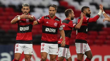 Flamengo comete falhas, mas busca empate com La Calera na