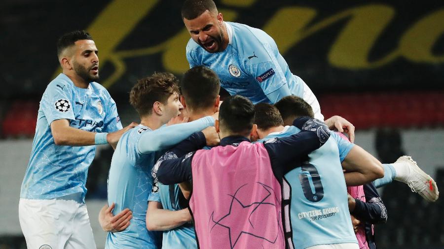 Soccer Football - Champions League - Semi Final First Leg - Paris St Germain v Manchester City - Parc des Princes, Paris, France - April 28, 2021 Manchester City"s Kevin De Bruyne celebrates scoring their first goal with Riyad Mahrez, Kyle Walker and teammates REUTERS/Benoit Tessier - BENOIT TESSIER/REUTERS