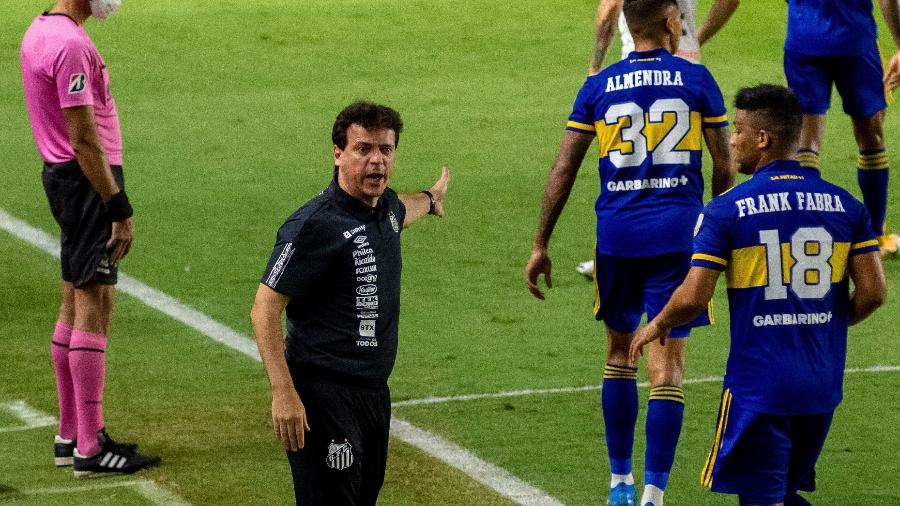 Fernando Diniz, novo técnico do Santos, durante partida contra o Boca Juniors na Vila Belmiro - JOTA ERRE/AGÊNCIA O DIA/AGÊNCIA O DIA/ESTADÃO CONTEÚDO