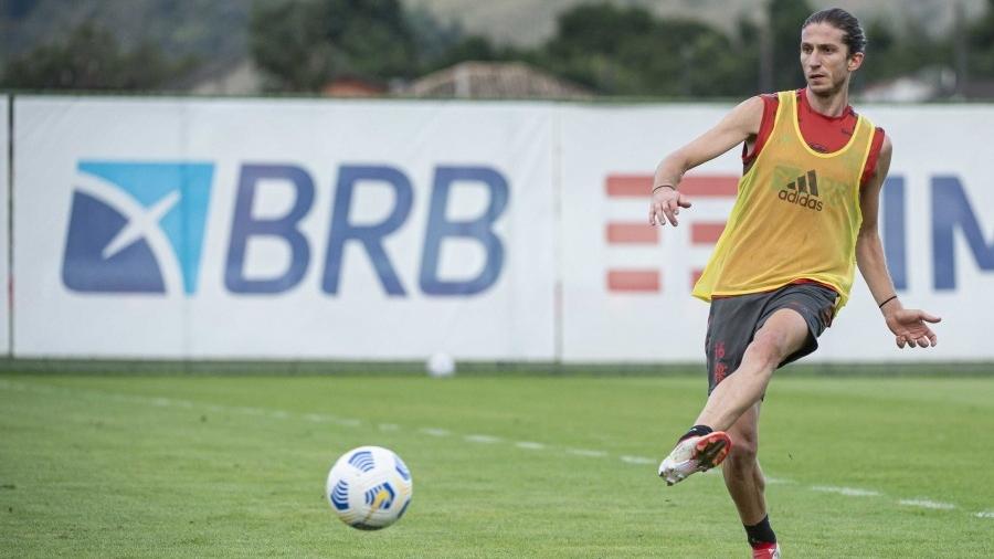 Filipe Luis treinando no CT do Ninho - Alexandre Vidal / Flamengo