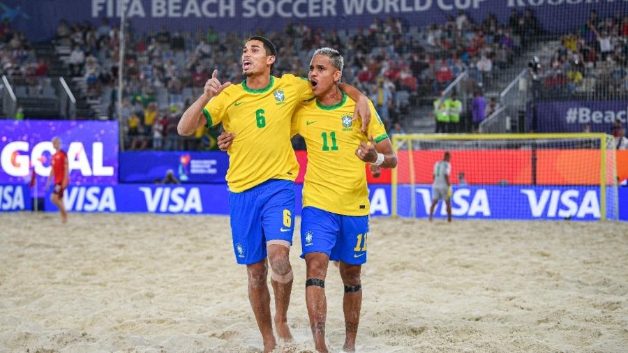 Lucão e Mauricinho comemorando gol no Mundial de futebol de areia - Octavio Passos - FIFA/FIFA via Getty Images