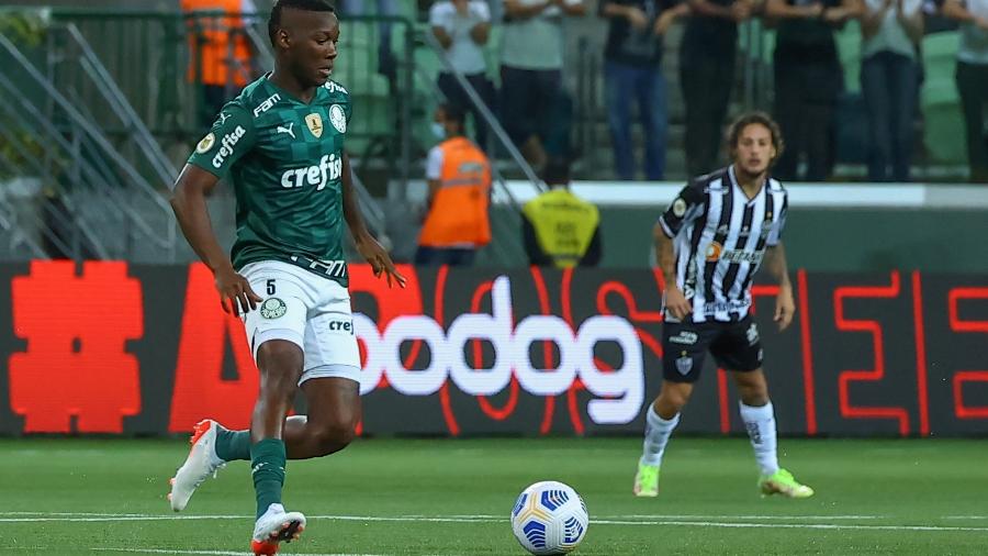 Patrick de Paula carrega a bola em jogo do Palmeiras contra o Atlético-MG. Jogador vai reforçar o Botafogo - Marcello Zambrana/AGIF