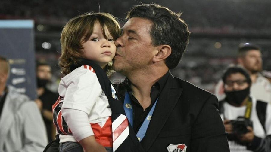 Marcelo Gallardo comemora título argentino com o filho Benjamín - Reprodução TV