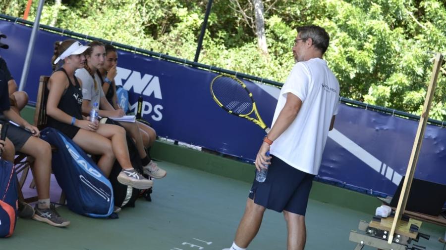Ex-tenista espanhol Tomás Prieto dá aula em camp da Rafa Nadal Academy em Florianópolis - Divulgação/Eduardo Miranda