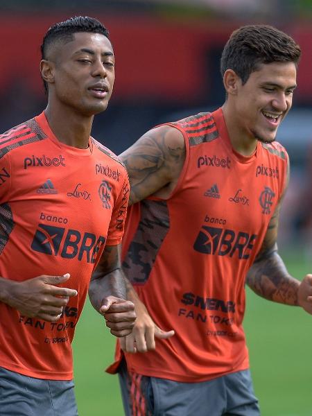 Bruno Henrique e Pedro durante treinamento do Flamengo no Ninho do Urubu