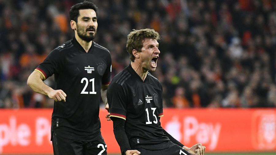 Thomas Muller celebra com Gundogan após marcar para a Alemanha contra a Holanda em amistoso - Piroschka Van De Wouw/Reuters
