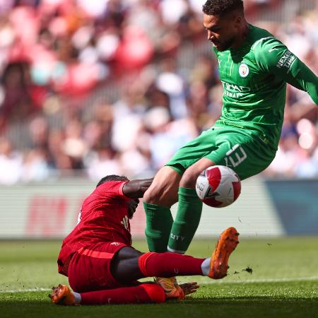 Sadio Mane se joga para dividir com goleiro Zack Steffen e marcar o segundo do Liverpool sobre o Manchester City na semifinal da Copa da Inglaterra  - Marc Atkins/Getty Images