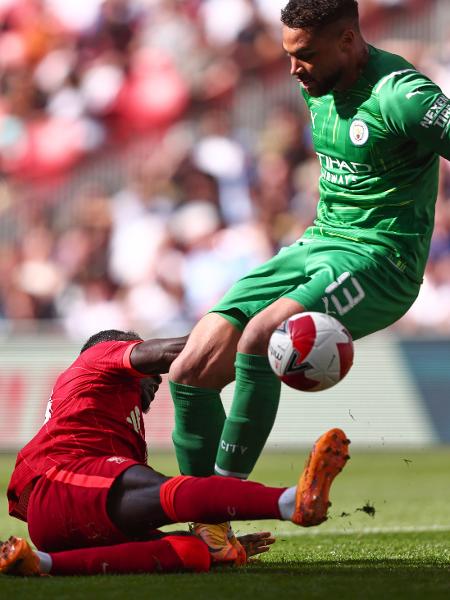 Mane se joga para dividir com goleiro do City e marcar o segundo do Liverpool - Marc Atkins/Getty Images