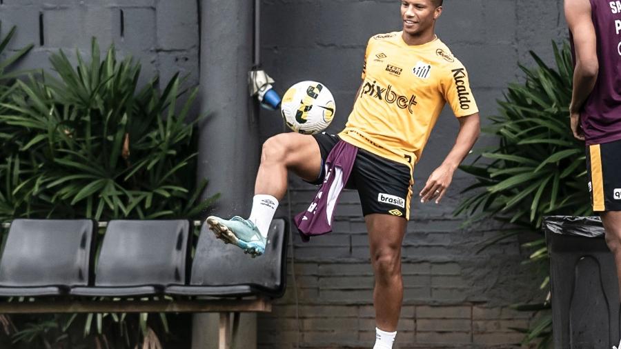 Sanchez treinando no CT Rei Pelé - Santos FC