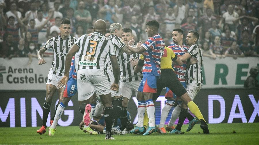 Jogadores de Fortaleza e Ceará criam confusão em jogo pelo Brasileirão - Kely Pereira/AGIF