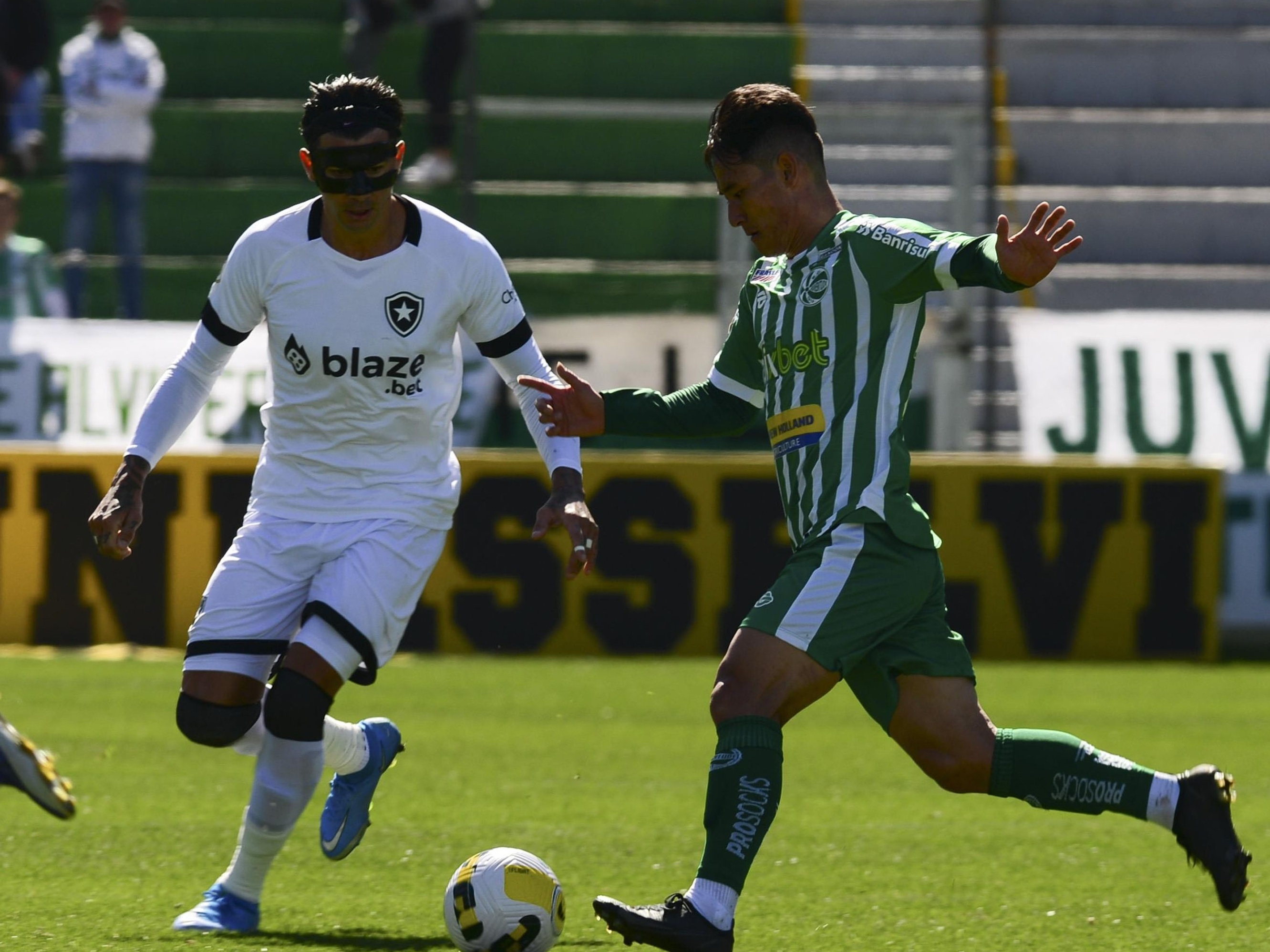 Após gol do Juventude, jogo teve 14 minutos de paralisação e apenas 5 de  bola rolando até Botafogo empatar - FogãoNET