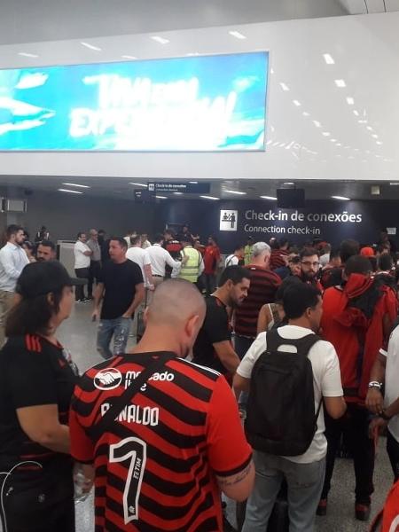 Torcedores do Flamengo aguardam embarque após adiamentos com a Outsider - Foto: Alexandre Araújo/UOL