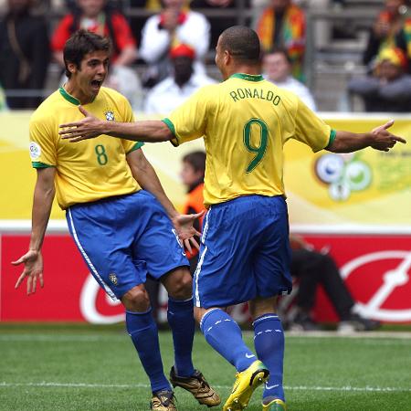 Kaká e Ronaldo Fenômeno celebram gol pela seleção brasileira na Copa de 2006 - EMPICS Sport - PA Images via Getty Images