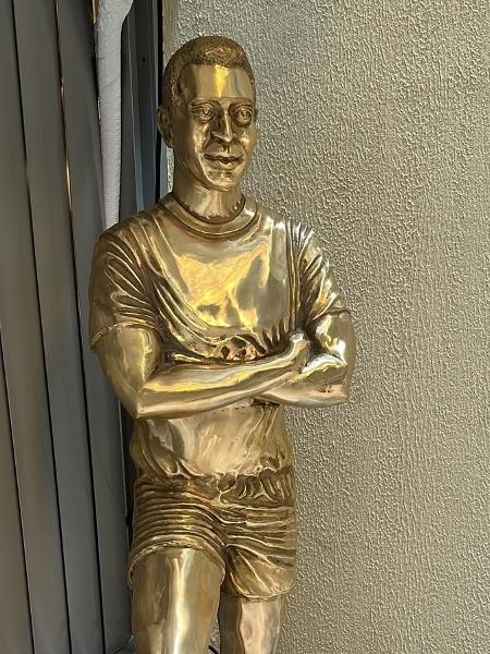 Estátua dourada de Pelé produzida a pedido do Memorial Necrópole Ecumênica  - Eder Traskini/UOL