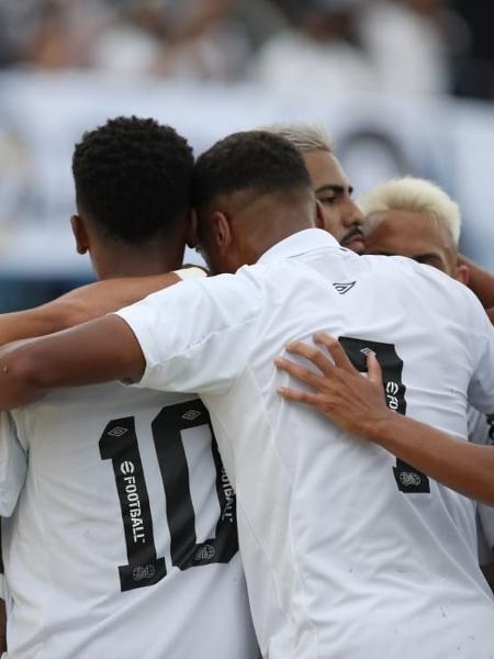 Jogadores do Santos comemoram gol contra o Falcon-SE na Copinha - Divulgação/Santos