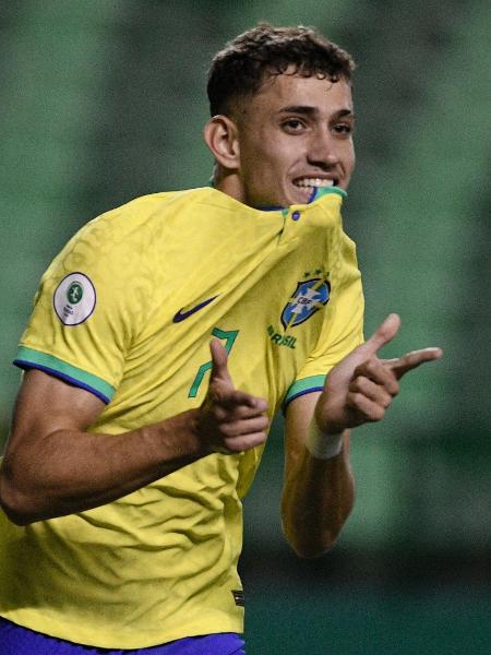 Stênio celebra gol do Brasil sobre o Paraguai em jogo do Sul-Americano Sub-20 - Cristian Alvarez / AFP