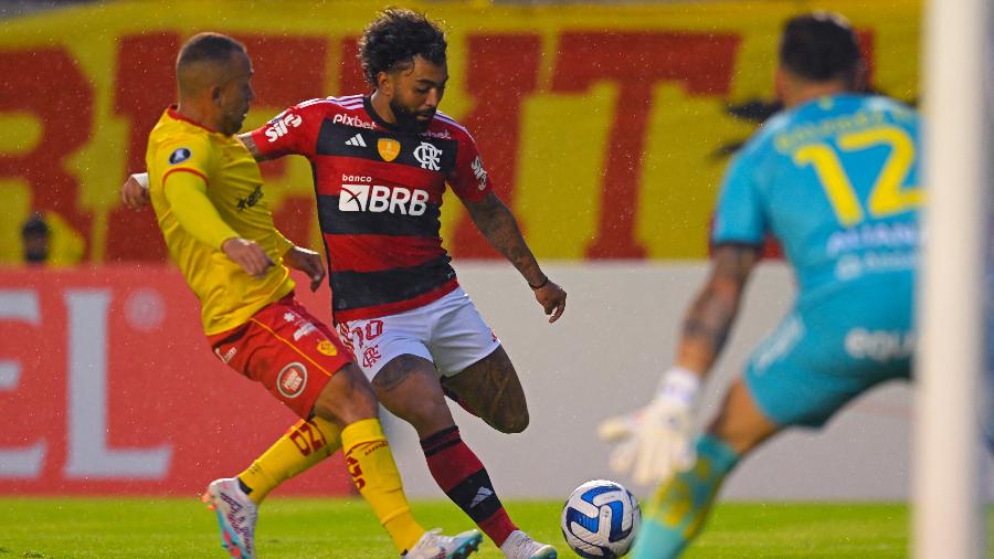 Gabigol, do Flamengo, em ação na partida contra o Aucas, pela libertadores - Rodrigo Buendia/AFP