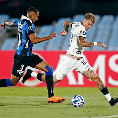 Róger Guedes, do Corinthians, em ação contra o Liverpool, pela Libertadores - Mariana Greif/Reuters