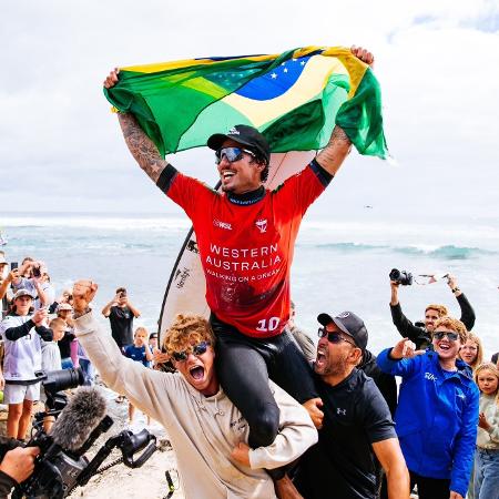 Campeão de surfe australiano é internado em Bali e pede doação de sangue, surfe