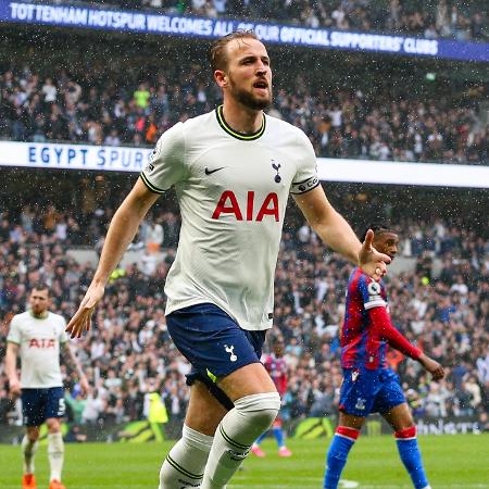 Harry Kane comemora gol e marca atingida pelo Tottenham na Premier League