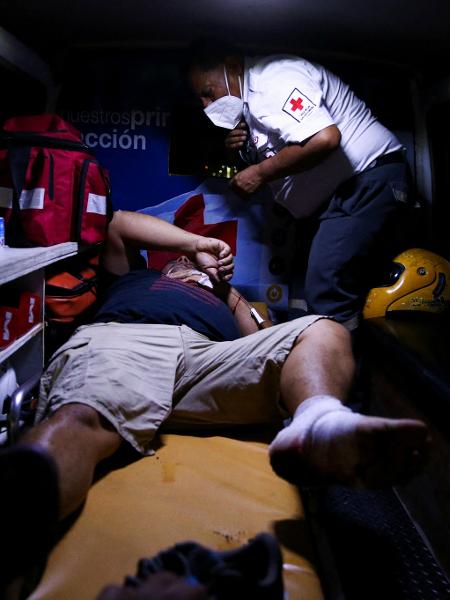 Um tumulto em um estádio de futebol deixou ao menos 12 mortos e dezenas de feridos em El Salvador neste sábado (20) - JOSE CABEZAS/REUTERS