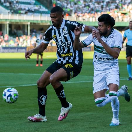Marcelino Moreno, do Coritiba, disputa lance com Joaquim, do Santos - Robson Mafra/AGIF