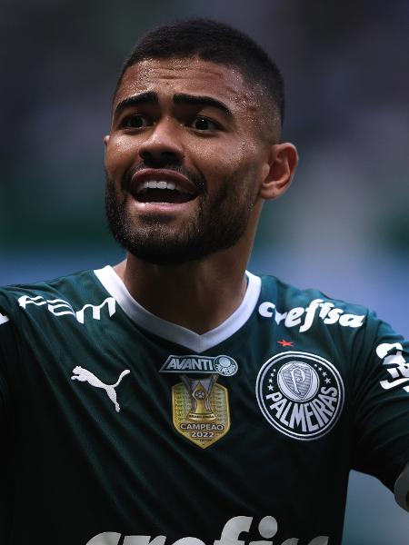 Bruno Tabata reclama com a arbitragem durante a partida entre Palmeiras e São Paulo pelo Campeonato Paulista de 2023
