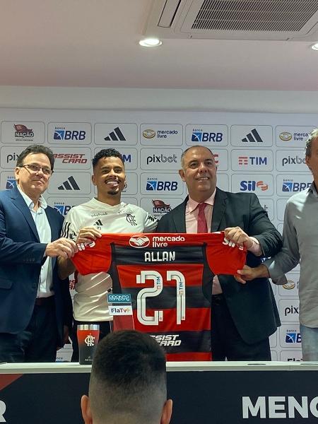 Volante Allan é apresentado como reforço ao Flamengo - Luiza Sá / UOL