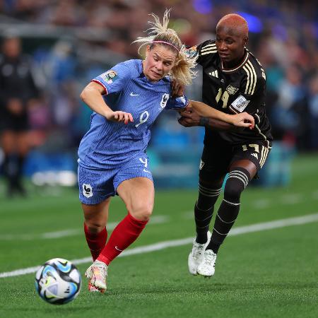 Eugenie Le Sommer, da França, disputa a bola com Deneisha Blackwood, da Jamaica, em jogo pela Copa do Mundo feminina