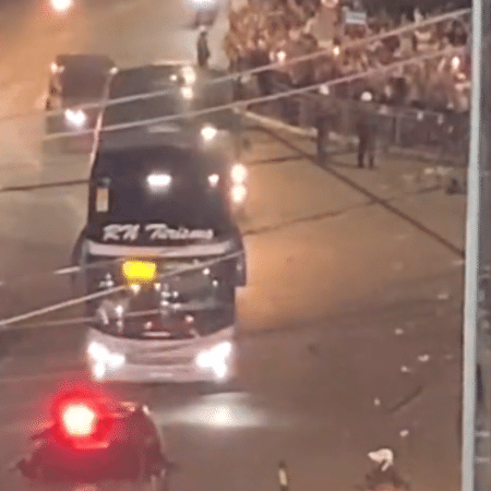 Ônibus do Corinthians na chegada ao Morumbi, para o clássico decisivo da Copa do Brasil