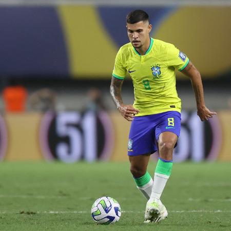 Bruno Guimarães em ação pela seleção brasileira