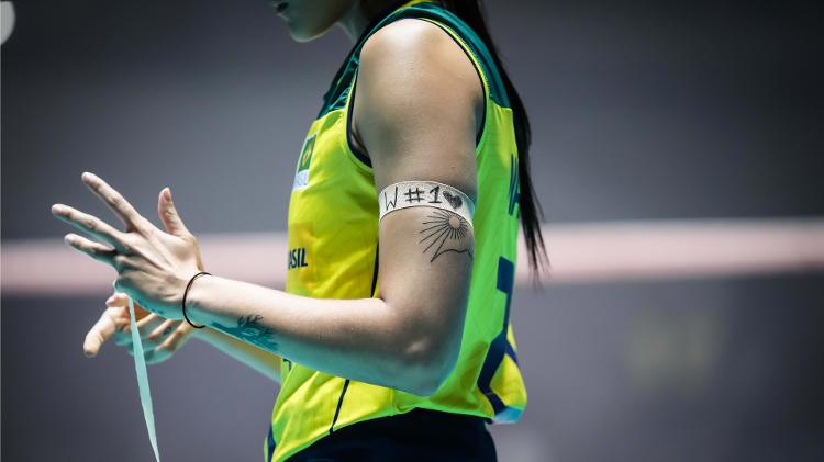 Jogadoras da seleção brasileira de vôlei usaram uma faixa no braço em homenagem a Walewska no jogo contra a Turquia, pelo Pré-Olímpico