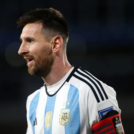 Messi em ação pela Argentina contra o Paraguai nas Eliminatórias