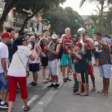 Torcedores do Fluminense tiram foto ao lado de réplica da taça Libertadores