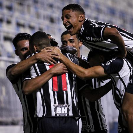 Jogadores do Atlético comemoram gol sobre o Timon, na estreia da Copinha